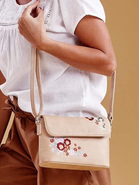 Женская сумка Factory Price бежевая с вышитыми цветами,  основное отделение на молнии, внутренний карман на молнии.