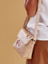 Фото #2 товара Женская сумка Factory Price бежевая с вышитыми цветами,  основное отделение на молнии, внутренний карман на молнии.