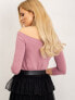 Фото #2 товара Женская блузка приталенного кроя с открытыми плечами у удлиненным рукавом розовая Factory Price